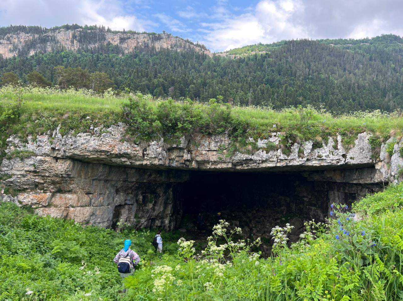 Пешая прогулка в верховья реки Курджипс