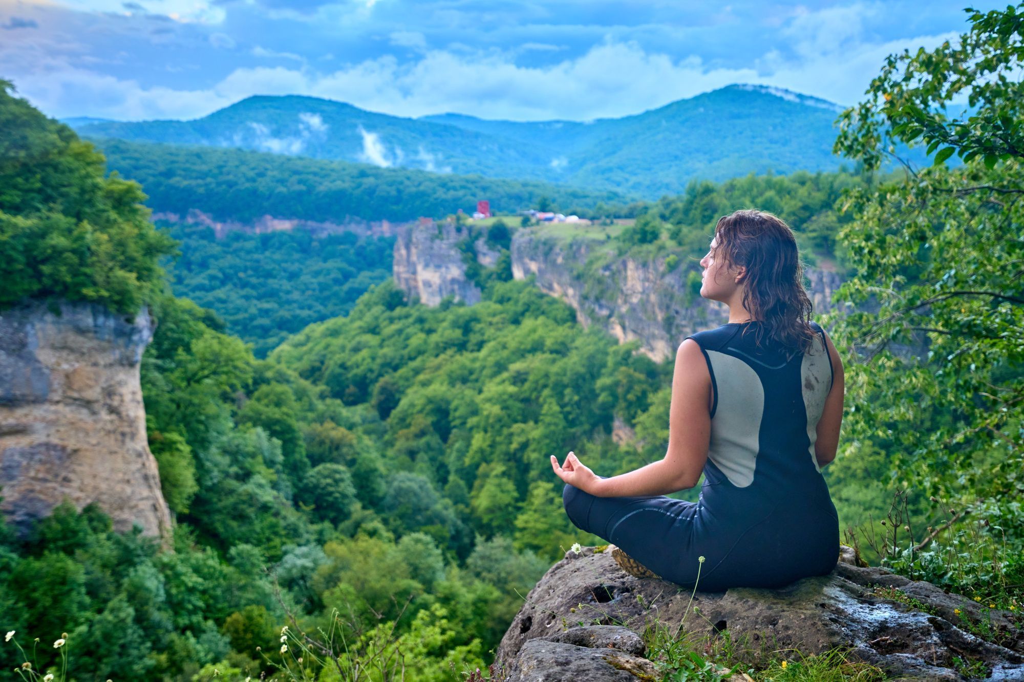 Маршрут по ущелью р. Мишоко, скалолазание