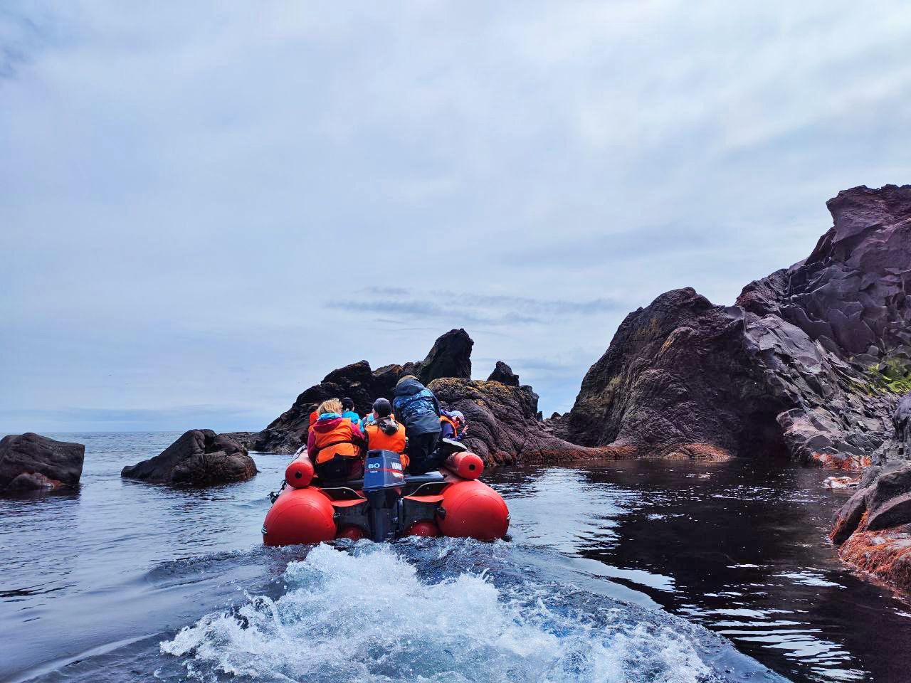 Морская прогулка на лодках, полуостров Чирип. Белые скалы, Охотское море.